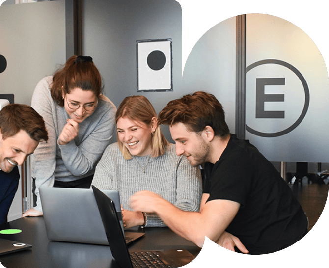 the_team_is_having_discussions_with_a_laptop